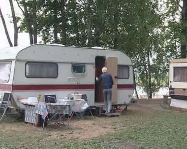 tatil evi ve kadın içinde.