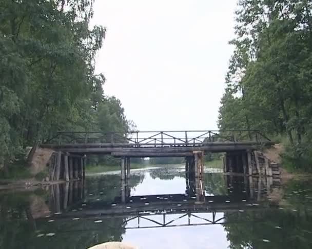 Verbazingwekkend weergave gefilmd zweven met motor boot onder rivier brug. — Stockvideo