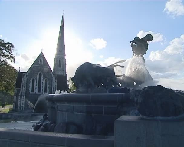 Церковь и фонтан на красивом голубом облачном фоне неба . — стоковое видео
