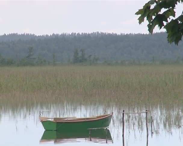 Boot naast de ligplaats. prachtig kabbelend water. — Stockvideo