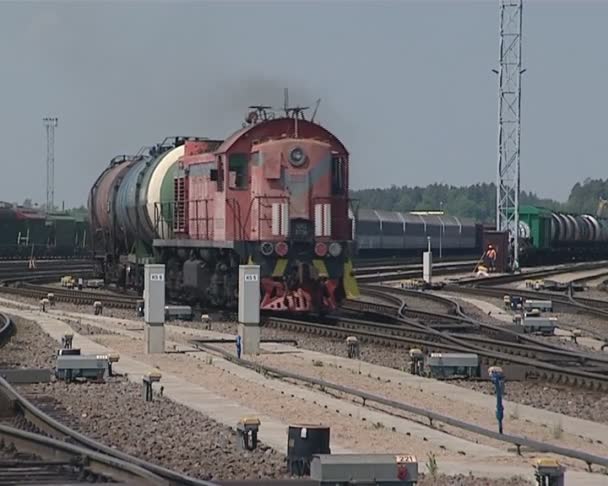 Oude trein met tankers vervaagt verlaten donkere rook. — Stockvideo