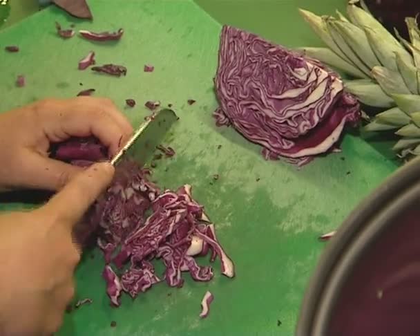 Rödkål skär med kniv. hälsosamma ekologiska livsmedel. — Stockvideo