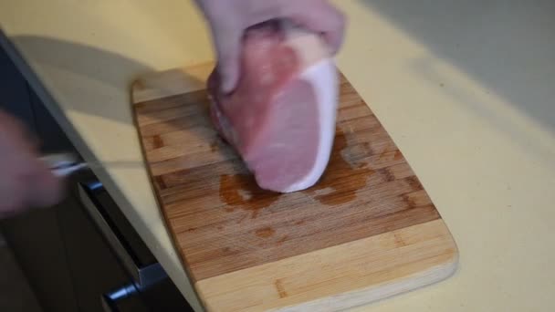 Man handen gesneden varkensvlees zadel — Stockvideo