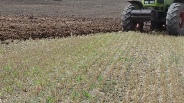 Arado del tractor de primer plano — Vídeos de Stock