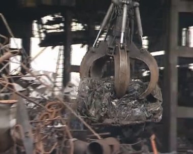 hurda metal ve özel ekipman kaldırma kamyon.