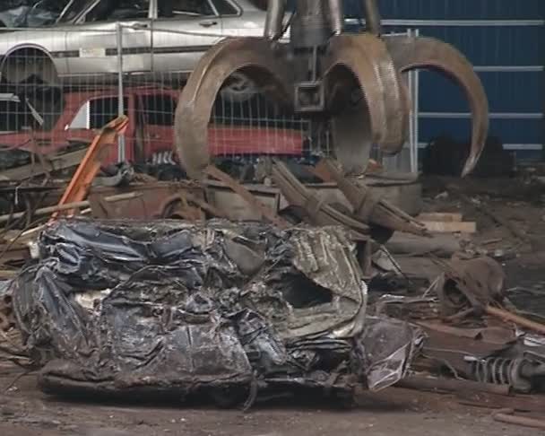 Peça prensada de manuseio de aço com equipamento especial. sucata . — Vídeo de Stock