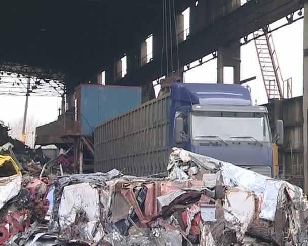특별 한 기중 기 트럭에서 내리는 금속. 화물 업계. — 비디오