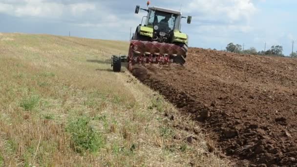 Erős traktor szántás mező — Stock videók