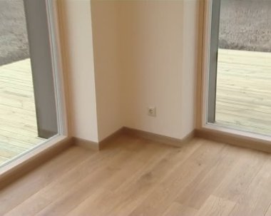 yeni ev avluya bakan büyük pencereler ile inşa edilmiş..
