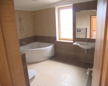 modern ev ayrıntıları. banyo ve ahşap merdivenlerden aşağı.