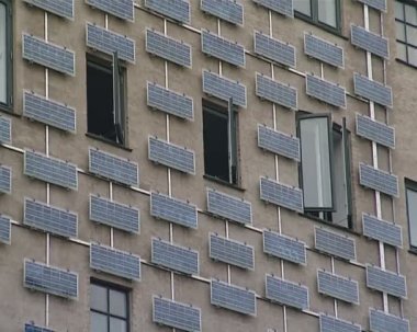 güneş kollektörleri lof ile duvar inşa. yenilenebilir enerji.
