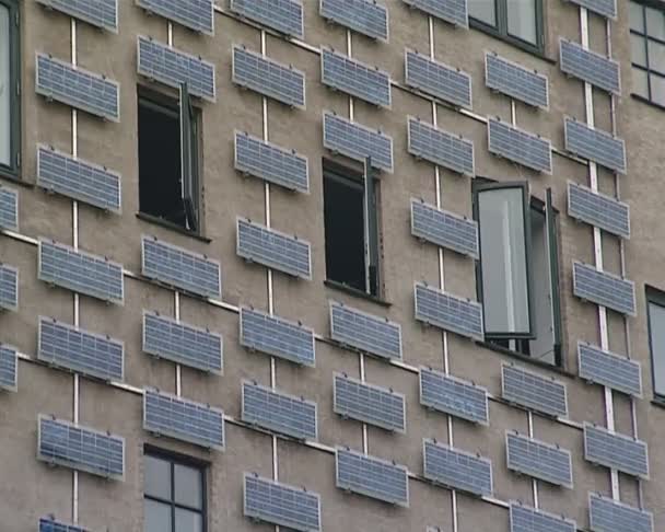 Gebäude Wand mit lof von Sonnenkollektoren. erneuerbare Energien.