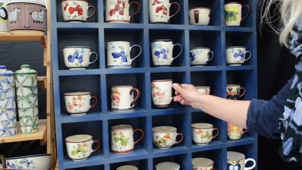 Handgemaakte cups kijken — Stockvideo