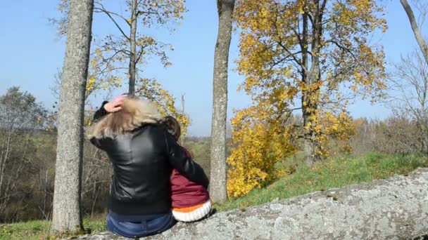 Familjen beundra hösten — Stockvideo