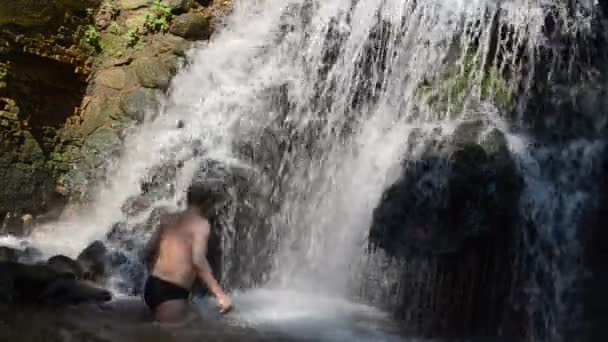 男人洗石层叠 — 图库视频影像