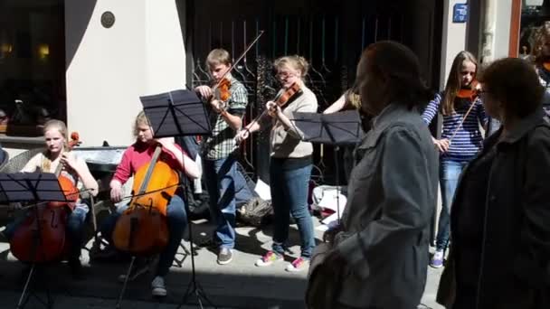 Los adolescentes tocan el violín — Vídeos de Stock