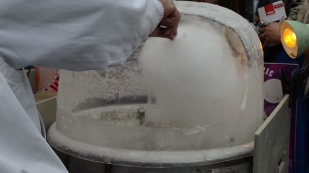 Человек делает сахарную шерсть — стоковое видео