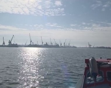 Vinçler ve gemilere bindirme için bir sürü. Kargo sanayi.