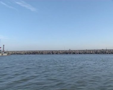 İskele tarafından geçen gemisinden vurdu. Dalga kesicisi.