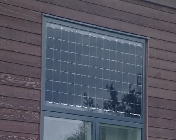 Groene energie. zonnecollectoren gebruikt in residentiële woningen. — Stockvideo