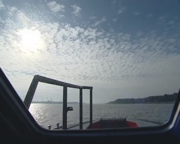 Kilátás a kapitány légiutas-kísérő. ég és víz kiterjedésű. — Stock videók