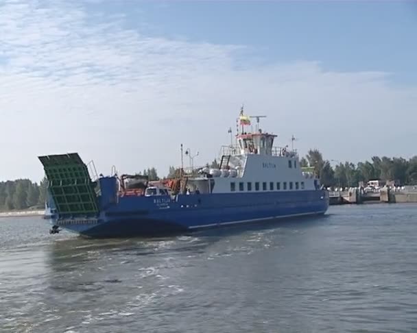 Ferry baltija y gaviota flotante. barco para el transporte . — Vídeo de stock