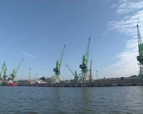 Парусник рядом с большим промышленным кораблем. грузовая промышленность . — стоковое видео