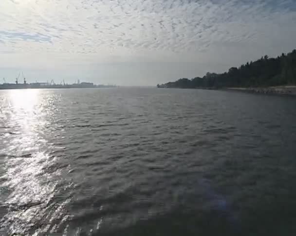 Barco hacia el puerto sobre el agua. simulación de vuelo . — Vídeo de stock