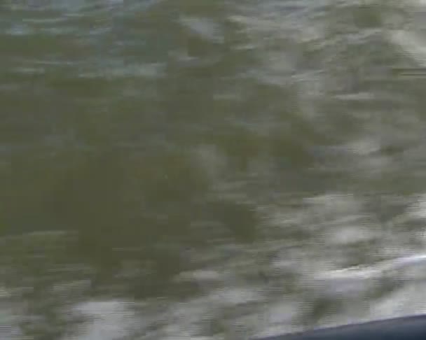 Вода, машущая рядом с парусником. морские перевозки . — стоковое видео