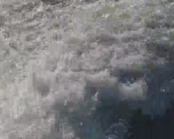 Agitant de l'eau. voilier a laissé derrière les vagues .