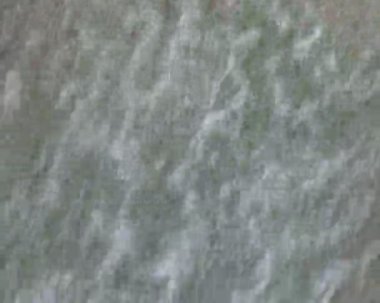 bir çukur ile çalışan güçlü akış su. banyo yer.