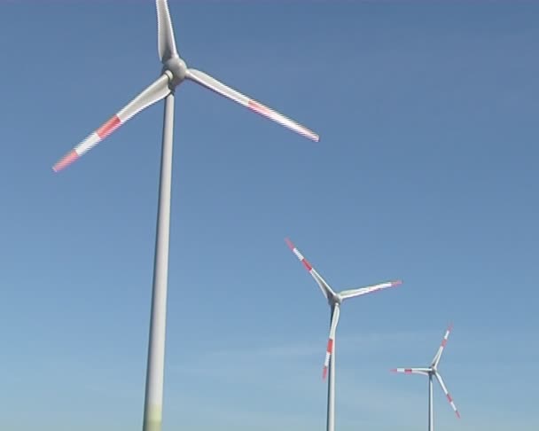 Drie windmolens produceren elektriciteit. Windmolens draaien winden. — Stockvideo