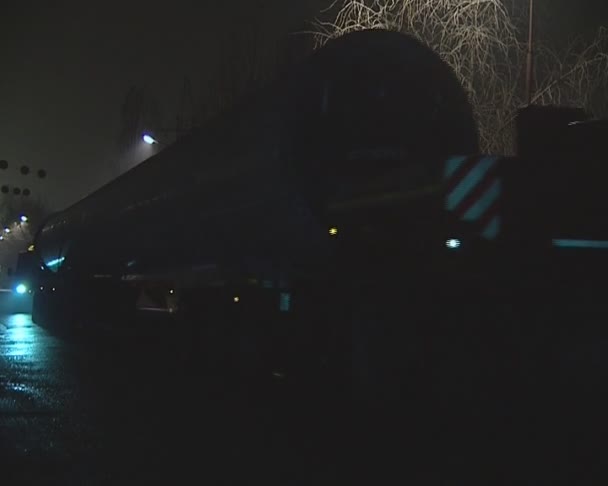 Trasporto di componenti di grandi dimensioni di notte attraverso la città . — Video Stock