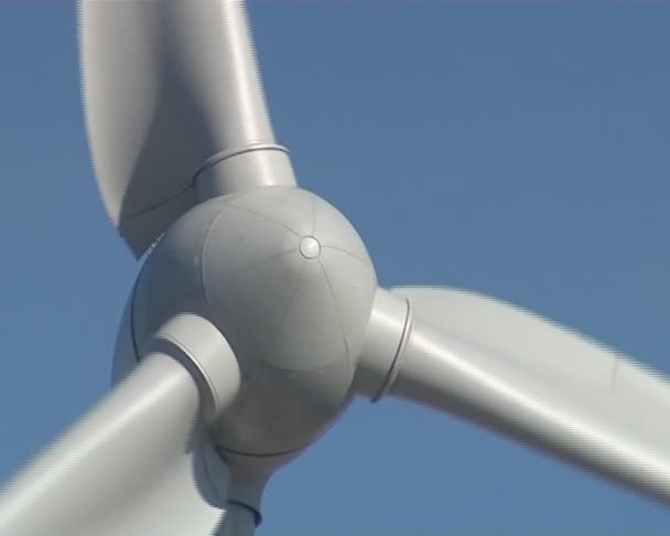 Close-up van een roterende windmolen propeller met vleugels. — Stockvideo