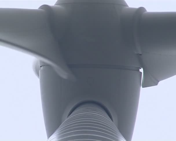 Close-up van een roterende windmolen propeller met vleugels. — Stockvideo