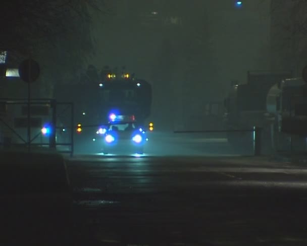 Transporte de componentes de gran tamaño por la noche a través de la ciudad . — Vídeos de Stock