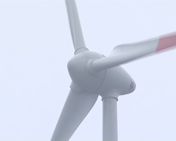 Close-up van een roterende windmolen propeller met vleugels. — Stockvideo