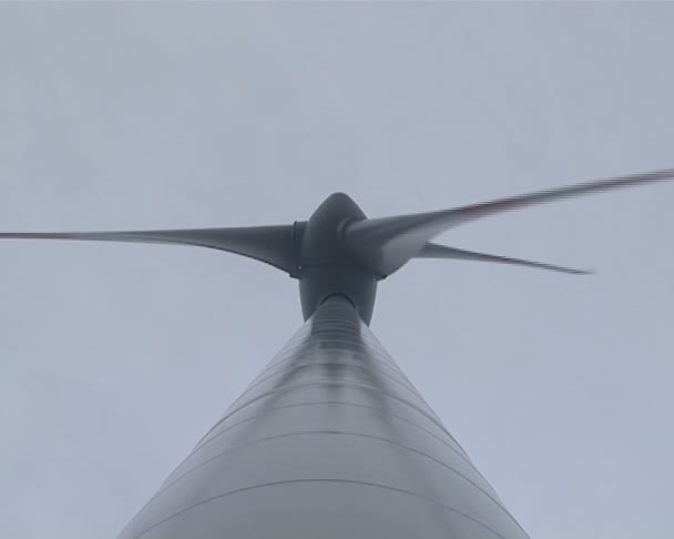 Fecho de uma hélice rotativa de moinho de vento com asas . — Vídeo de Stock