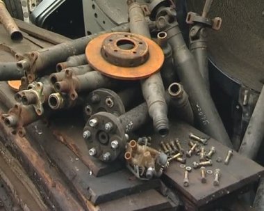 Jant lastik ve vücut parçaları. çöplükte otomobil parçaları.