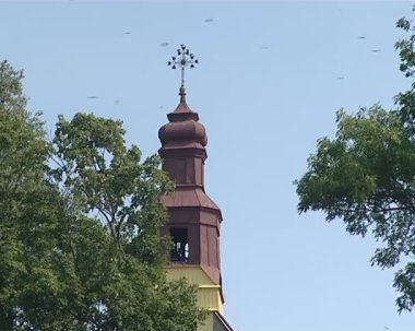 kilise kulesi ve uçuşan kargalar çarmıhta terk.