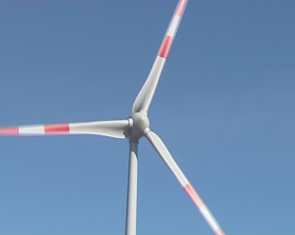 Moulin à vent tournant sur fond de ciel. énergie éolienne alternative . — Video