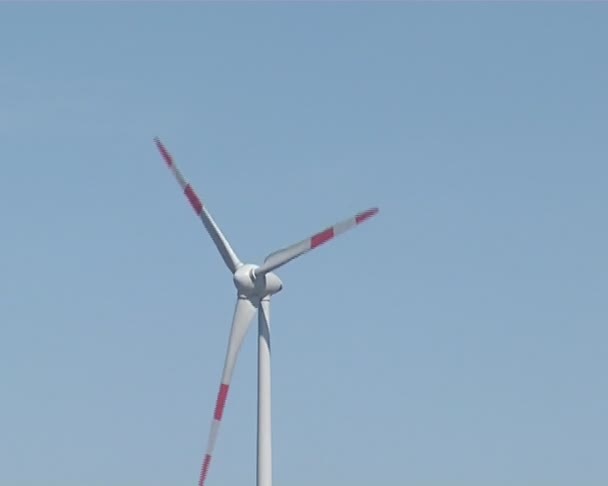 Molino de viento giratorio en el fondo del cielo. energía alternativa eólica . — Vídeos de Stock