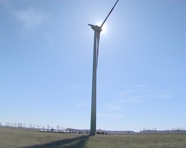 Renewable wind energy. windmill and sunlight. — Stock Video