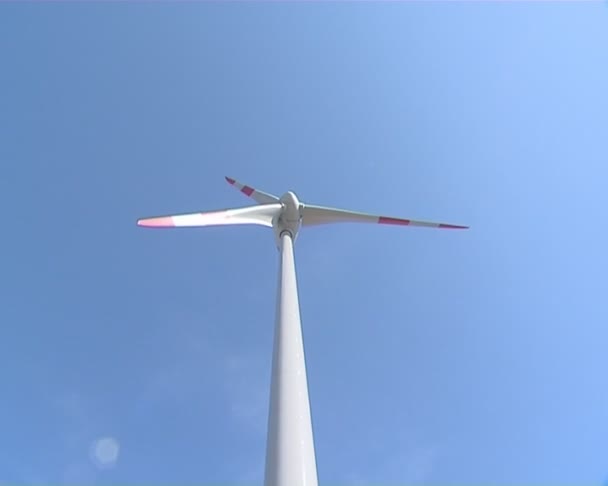 Spinnen windmolen op achtergrond van hemel. alternatieve energie van de wind. — Stockvideo