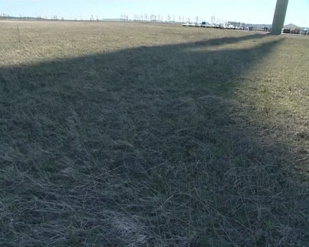 Grote vleugel schaduw op de grond en wind molen. — Stockvideo