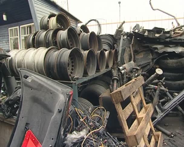 Ruote pneumatici e parti della carrozzeria. parti di automobili in discarica . — Video Stock