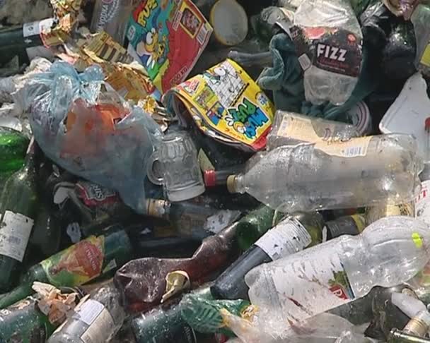 Gebruikte glas en plastic flessen recycling industrie. — Stockvideo