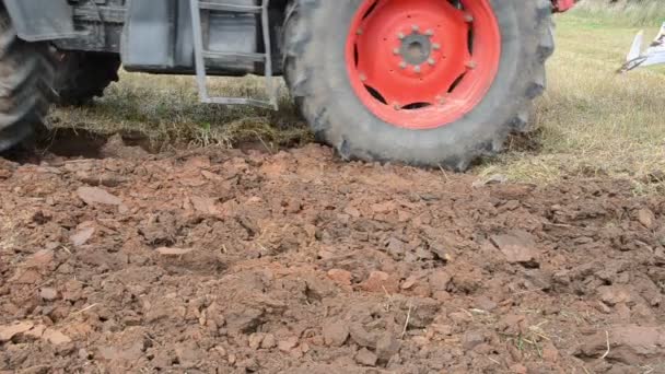 Ackerfurchenpflug für Traktor — Stockvideo