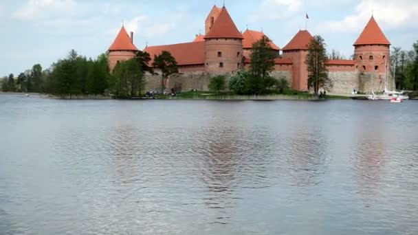 Trakai slott kid i zorb — Stockvideo