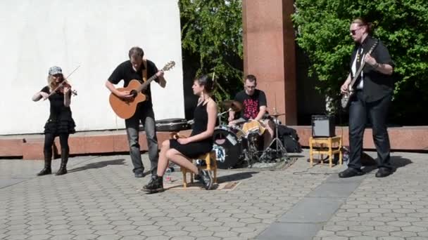 Rock játszani sing nő — Stock videók